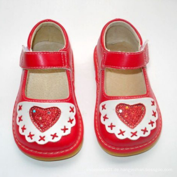 Red Baby Girl Quietschen Schuhe mit großem Herzen